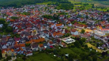  Almanya 'daki eski bir şehir merkezinin havadan görünüşü, Bahar günü güneşli bir günde Bavyera