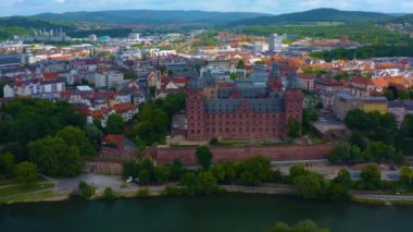  Almanya 'daki eski bir şehir merkezinin havadan görünüşü, Bahar günü güneşli bir günde Bavyera