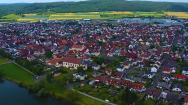  Almanya 'daki eski bir şehir merkezinin havadan görünüşü, Bahar günü güneşli bir günde Bavyera