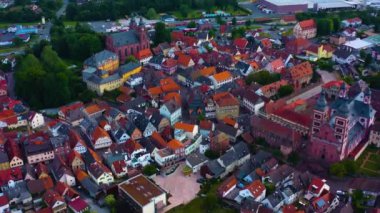  Almanya 'daki eski bir şehir merkezinin havadan görünüşü, Bahar günü güneşli bir günde Bavyera
