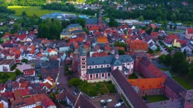  Almanya 'daki eski bir şehir merkezinin havadan görünüşü, Bahar günü güneşli bir günde Bavyera