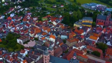  Almanya 'daki eski bir şehir merkezinin havadan görünüşü, Bahar günü güneşli bir günde Bavyera
