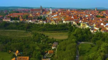 Almanya 'da Rothenburg ob der Tauber şehrinin hava manzarası güneşli bir bahar gününde Bavyera