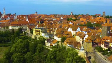 Almanya 'da Rothenburg ob der Tauber şehrinin hava manzarası güneşli bir bahar gününde Bavyera