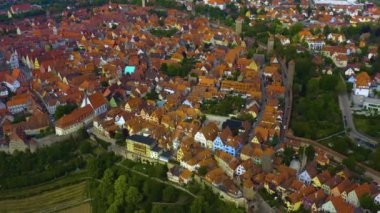 Almanya 'da Rothenburg ob der Tauber şehrinin hava manzarası güneşli bir bahar gününde Bavyera