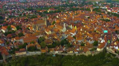 Almanya 'da Rothenburg ob der Tauber şehrinin hava manzarası güneşli bir bahar gününde Bavyera
