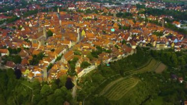 Almanya 'da Rothenburg ob der Tauber şehrinin hava manzarası güneşli bir bahar gününde Bavyera