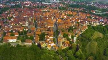 Almanya 'da Rothenburg ob der Tauber şehrinin hava manzarası güneşli bir bahar gününde Bavyera