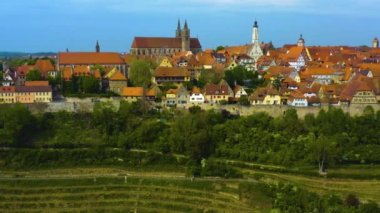 Almanya 'da Rothenburg ob der Tauber şehrinin hava manzarası güneşli bir bahar gününde Bavyera