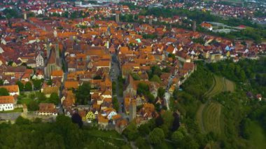 Almanya 'da Rothenburg ob der Tauber şehrinin hava manzarası güneşli bir bahar gününde Bavyera