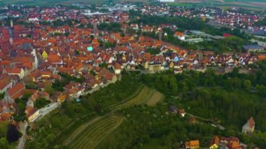Almanya 'da Rothenburg ob der Tauber şehrinin hava manzarası güneşli bir bahar gününde Bavyera