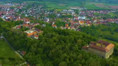  Almanya 'daki eski bir şehir merkezinin havadan görünüşü, Bahar günü güneşli bir günde Bavyera