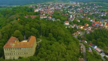  Almanya 'daki eski bir şehir merkezinin havadan görünüşü, Bahar günü güneşli bir günde Bavyera