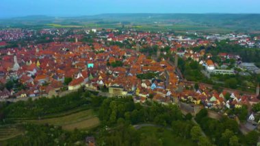  Almanya 'daki eski bir şehir merkezinin havadan görünüşü, Bahar günü güneşli bir günde Bavyera