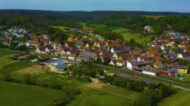  Almanya 'daki eski bir şehir merkezinin havadan görünüşü, Bahar günü güneşli bir günde Bavyera