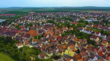  Almanya 'daki eski bir şehir merkezinin havadan görünüşü, Bahar günü güneşli bir günde Bavyera