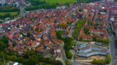  Almanya 'daki eski bir şehir merkezinin havadan görünüşü, Bahar günü güneşli bir günde Bavyera