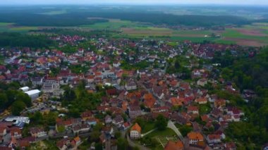  Almanya 'daki eski bir şehir merkezinin havadan görünüşü, Bahar günü güneşli bir günde Bavyera