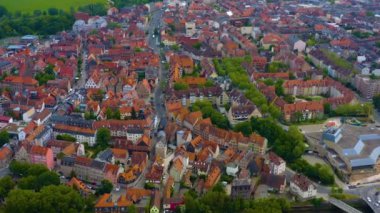  Almanya 'daki eski bir şehir merkezinin havadan görünüşü, Bahar günü güneşli bir günde Bavyera
