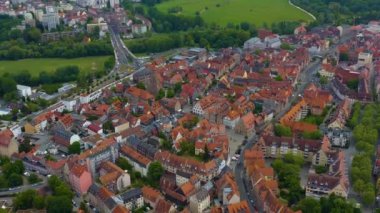  Almanya 'daki eski bir şehir merkezinin havadan görünüşü, Bahar günü güneşli bir günde Bavyera