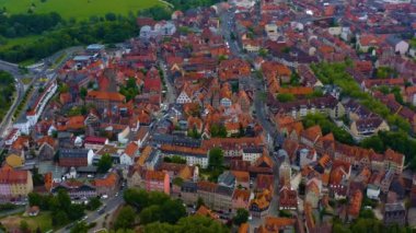  Almanya 'daki eski bir şehir merkezinin havadan görünüşü, Bahar günü güneşli bir günde Bavyera