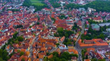  Almanya 'daki eski bir şehir merkezinin havadan görünüşü, Bahar günü güneşli bir günde Bavyera