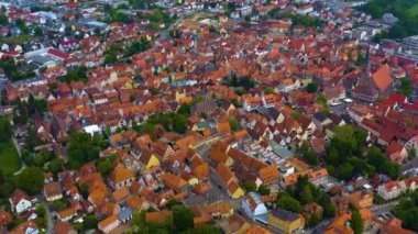  Almanya 'daki eski bir şehir merkezinin havadan görünüşü, Bahar günü güneşli bir günde Bavyera