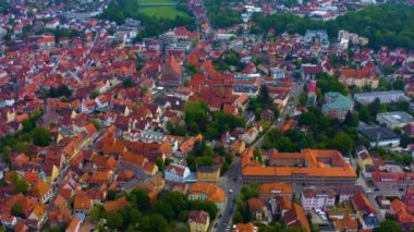  Almanya 'daki eski bir şehir merkezinin havadan görünüşü, Bahar günü güneşli bir günde Bavyera