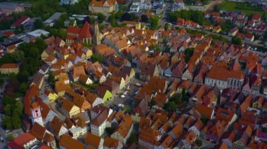 Almanya Bayern 'deki Weissenburg şehrinin hava görüntüsü, güneşli bir bahar gününde Coronavirus' un kilitlenmesi sırasında Bavyera.