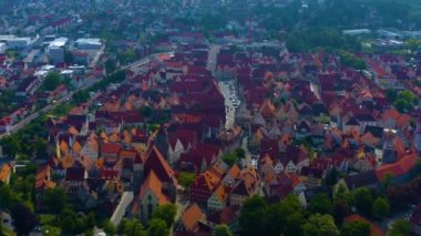 Almanya Bayern 'deki Weissenburg şehrinin hava görüntüsü, güneşli bir bahar gününde Coronavirus' un kilitlenmesi sırasında Bavyera.