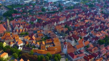 Almanya Bayern 'deki Weissenburg şehrinin hava görüntüsü, güneşli bir bahar gününde Coronavirus' un kilitlenmesi sırasında Bavyera.