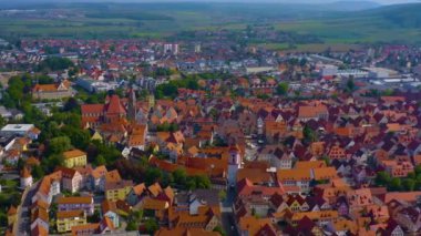 Almanya Bayern 'deki Weissenburg şehrinin hava görüntüsü, güneşli bir bahar gününde Coronavirus' un kilitlenmesi sırasında Bavyera.