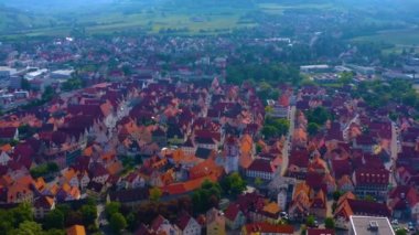 Almanya Bayern 'deki Weissenburg şehrinin hava görüntüsü, güneşli bir bahar gününde Coronavirus' un kilitlenmesi sırasında Bavyera.