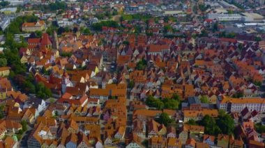 Almanya Bayern 'deki Weissenburg şehrinin hava görüntüsü, güneşli bir bahar gününde Coronavirus' un kilitlenmesi sırasında Bavyera.