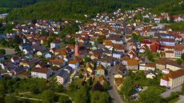 Almanya 'daki Treuchtlingen şehrinin hava görüntüsü, Bavyera güneşli bir bahar gününde Coronavirus kilitlemesi sırasında.