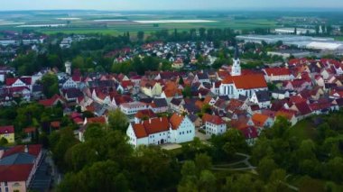 Almanya 'da yağmurun havadan görünüşü, güneşli bir bahar gününde Bavyera' da koronavirüs kilitlenmesi sırasında.