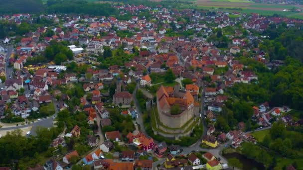 春の日の晴れた日にバイエルン州ドイツの旧市街中心部の空中ビュー — ストック動画