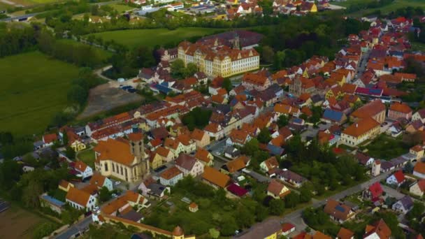 都市の空中ビューコロナウイルスのロックダウン中の晴れた春の日にバイエルン州ドイツのEllingen — ストック動画