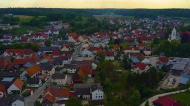 Almanya 'daki Thierhaupten şehrinin havadan görünüşü, Bavyera güneşli bir bahar gününde koronavirüs kilitlenmesi sırasında.
