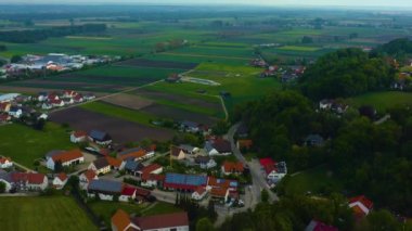 Almanya 'da Rehling Kalesi ve Scherneck Kalesi' nin havadan görünüşü, güneşli bir bahar gününde Coronavirus 'un kilitlenmesi sırasında Bavyera.