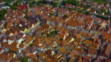 Almanya Bayern 'deki Weissenburg şehrinin hava görüntüsü, güneşli bir bahar gününde Coronavirus' un kilitlenmesi sırasında Bavyera.