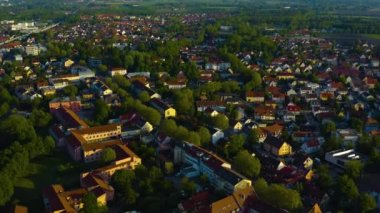 Almanya 'daki Dachau şehrinin havadan görünüşü, Bavyera güneşli bir bahar gününde koronavirüs kilitlenmesi sırasında.
