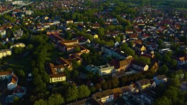 Almanya 'daki Dachau şehrinin havadan görünüşü, Bavyera güneşli bir bahar gününde koronavirüs kilitlenmesi sırasında.