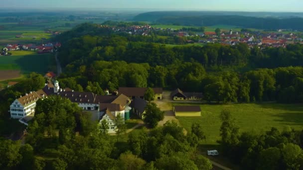 村の空中ビュードイツ バイエルン州のRehlingと城Scherneckコロナウイルスのロックダウン中の晴れた春の日 — ストック動画