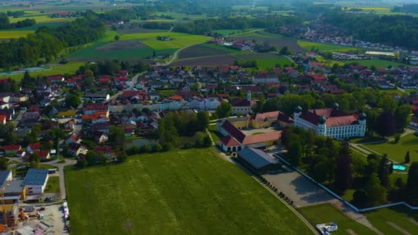 都市の空中ビューコロナウイルスのロックダウン中の晴れた春の日にバイエルン州ドイツのチューセリング — ストック動画