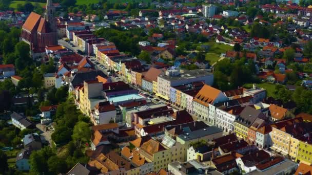 Luftaufnahme der Stadt Neuötting in Bayern an einem sonnigen Frühlingstag während der Coronavirus-Sperrung.