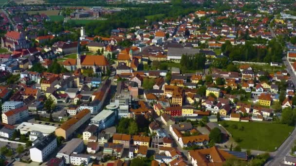 市内の空中ビューコロナウイルスのロックダウン中の晴れた春の日にバイエルン州ドイツのアルトゲッティング — ストック動画