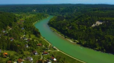 Almanya 'da Salzach nehrinin yanındaki köy etrafındaki hava manzarası güneşli bir bahar gününde Bavyera.
