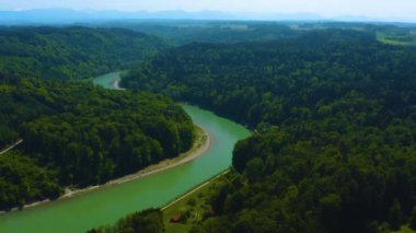 Almanya 'da Salzach nehrinin yanındaki köy etrafındaki hava manzarası güneşli bir bahar gününde Bavyera.