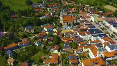 Almanya 'da Tittmoning şehrinin havadan görünüşü, Bavyera güneşli bir bahar gününde koronavirüs kilitlenmesi sırasında.